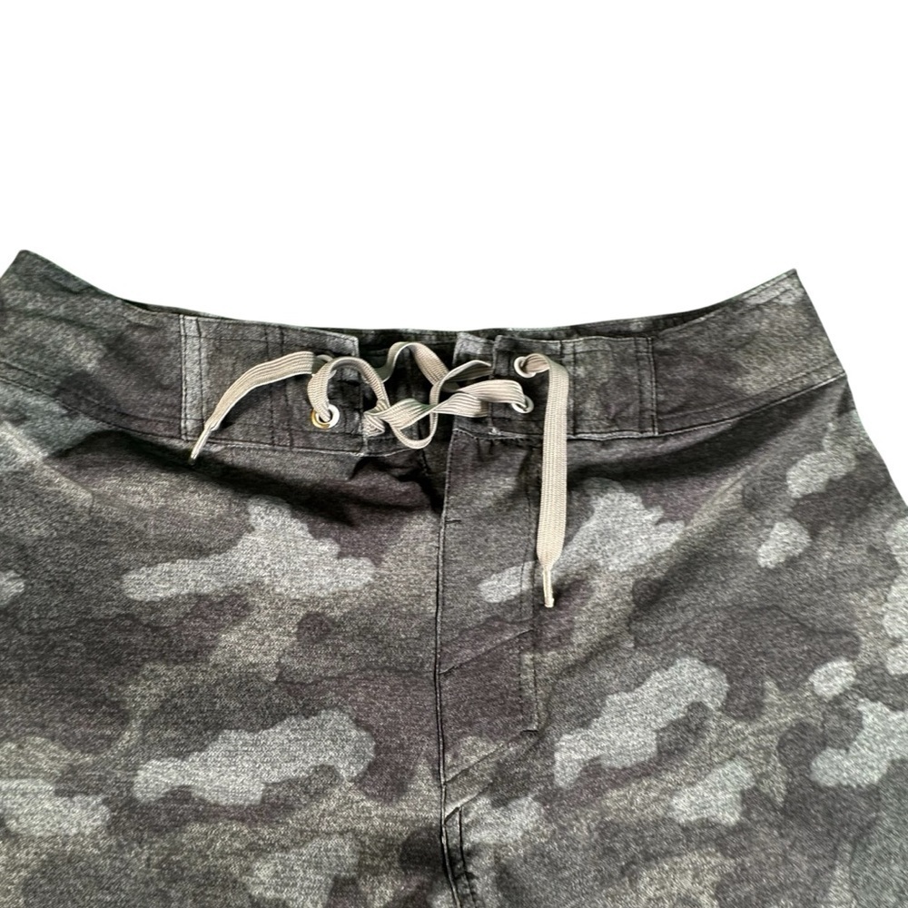 Under Armour HeatGear Camo Board Shorts Men's 32 Gray Swim Trunks Surf Loose Fit - Picture 3 of 11